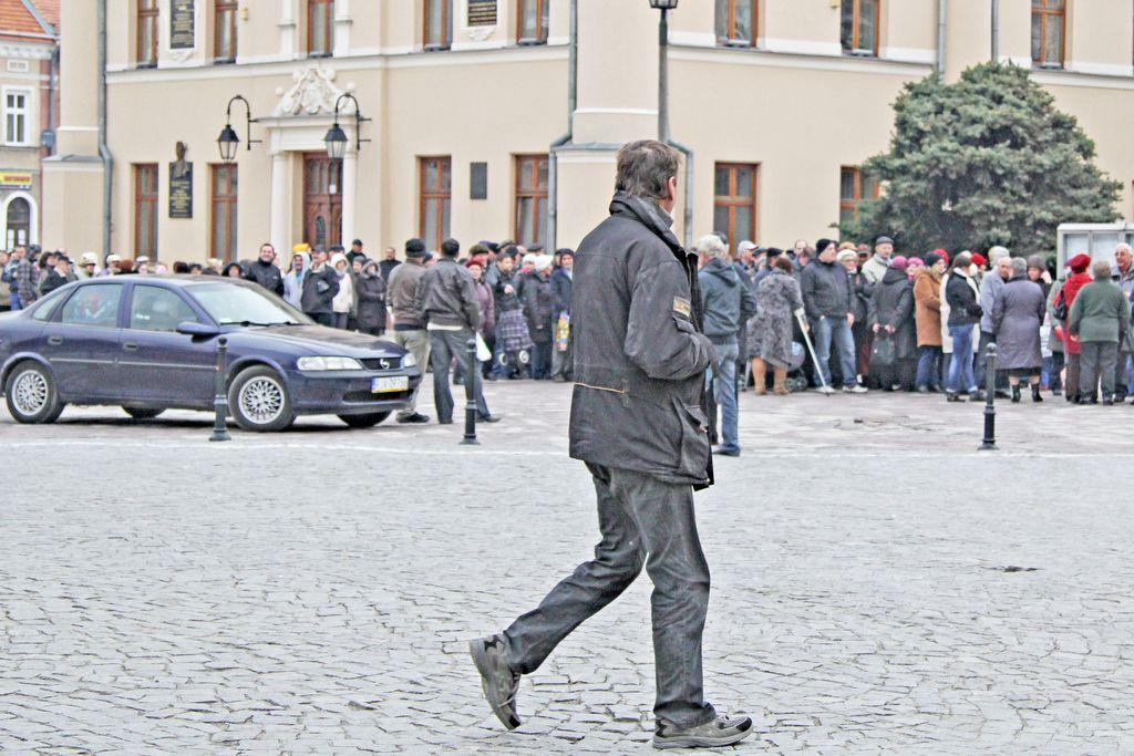 Rozszalały tłum walczył o darmowe jabłka