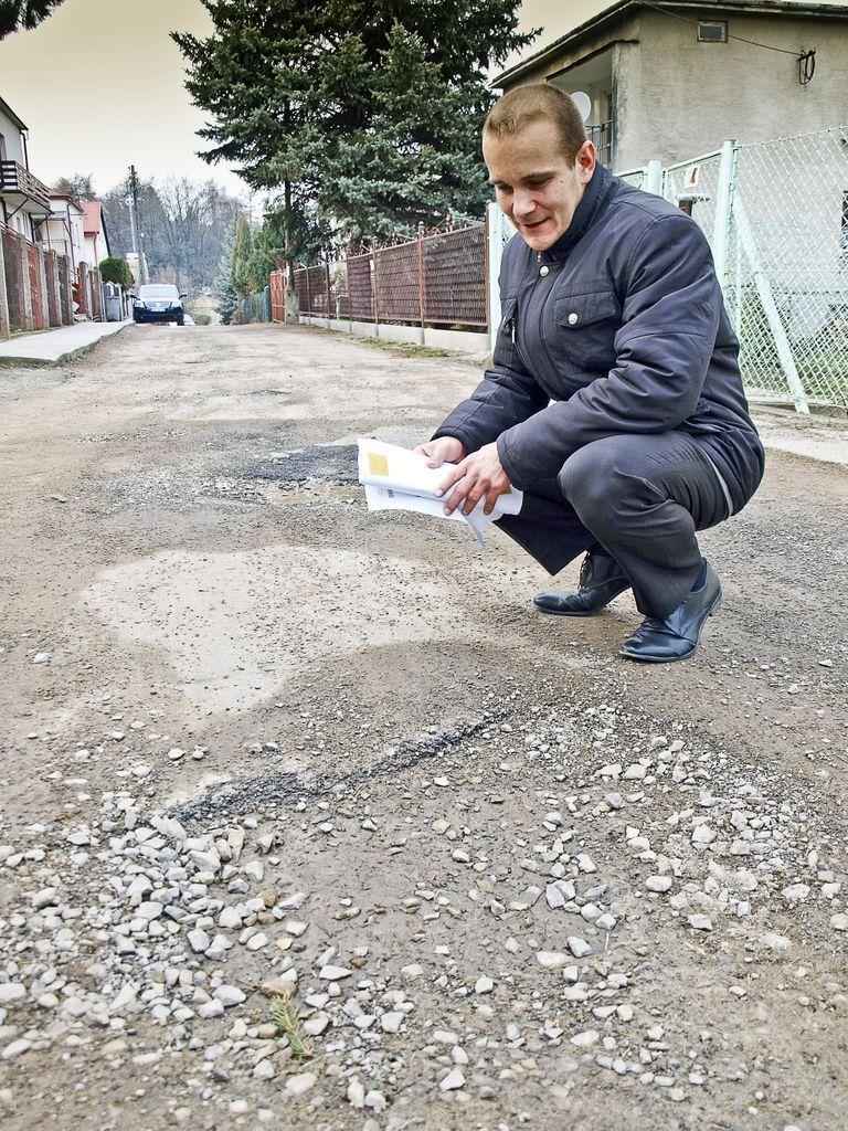 Mieszkańcy Skośnej mają dość bajora, proszą o nowy chodnik