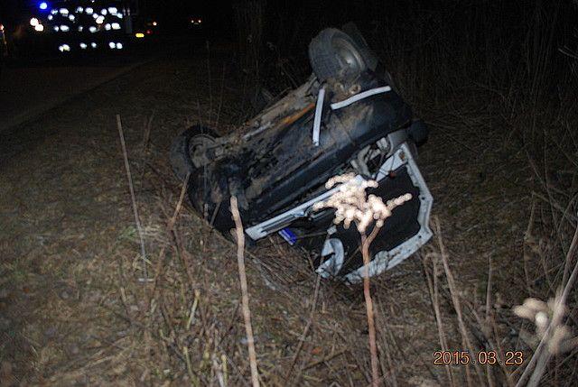 Kierowca chciał ominąć sarnę. Auto wypadło z drogi i dachowało w rowie