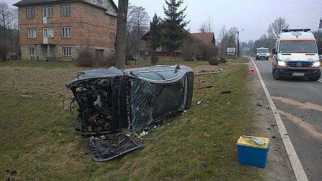 Peugeot dachował i skosił latarnię. Kierowca miał 1,5 promila
