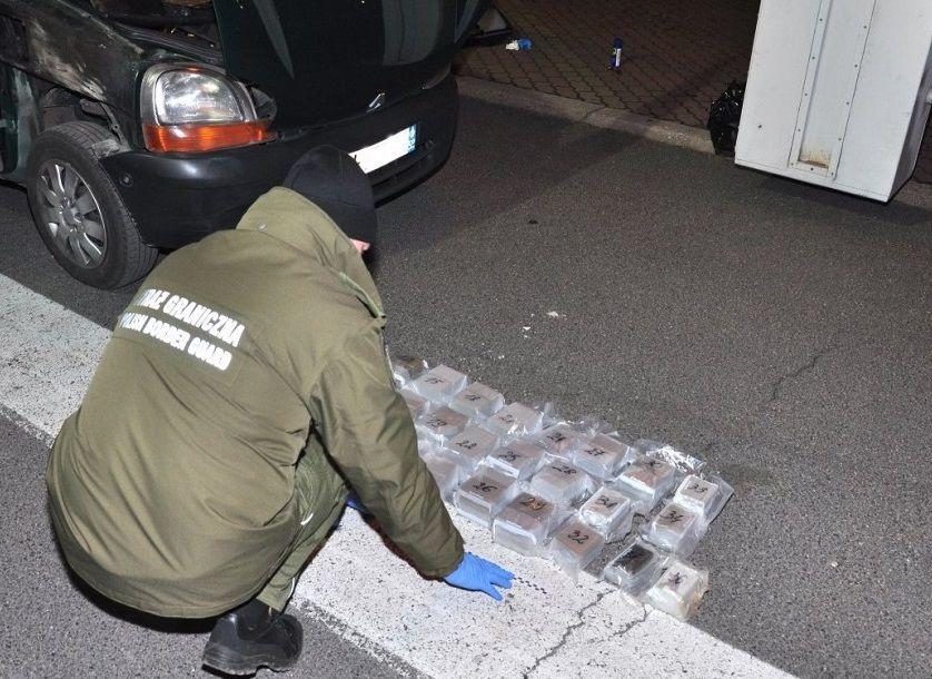 Haszysz warty prawie 900 tys. zł na przejściu w Korczowej