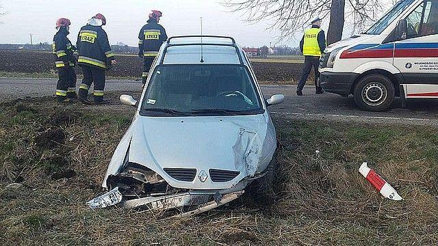 Kierowca stracił panowanie nad pojazdem i wylądował w rowie [zdjęcia]