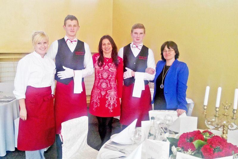 Obsługa kelnerska i gotowanie to ich żywioł 