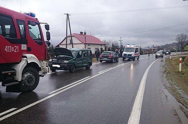 Na łuku drogi naczepa tira uderzyła w fiata. Ucierpiał kierowca [zdjęcia]