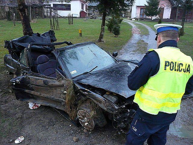 Tragedia na drodze. 23-latek zginął na miejscu, pasażer w ciężkim stanie