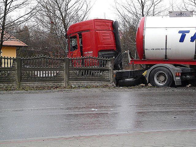 Pechowy piątek 13 dla kierowcy tira. Wyleciał na łuku z drogi i staranował ogrodzenie