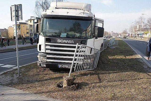 Kierowcy TIR-ów wjechali w barierki, by nie staranować aut przepuszczających pieszych [zdjęcia]