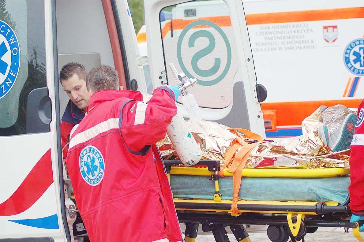 Zderzenie 3 pojazdów. 2 osoby w szpitalu. Zablokowana droga K19