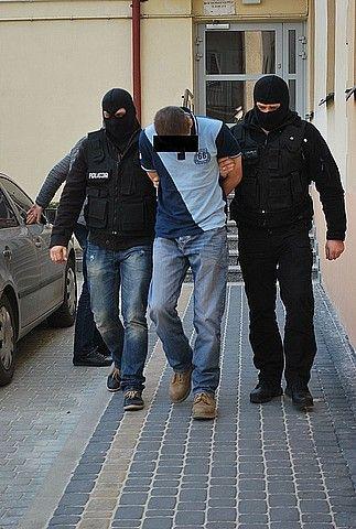 Zatrzymano przestępcę poszukiwanego m.in. za rozbój, uszkodzenia ciała, potrącenie policjantki... [wideo]