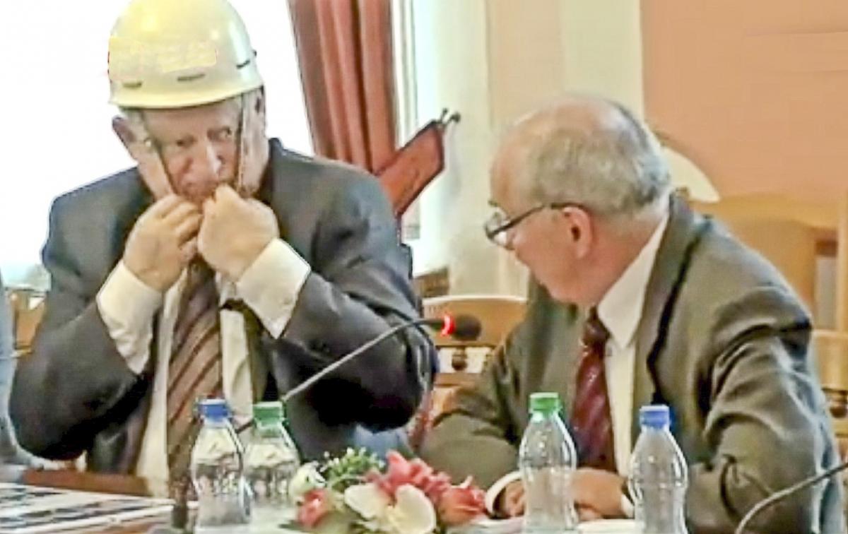Radny założył na sesji kask na głowę