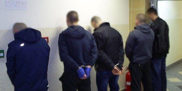 Grupa bijących się osób zablokowała drogę. To pseudokibice zorganizowali ustawkę