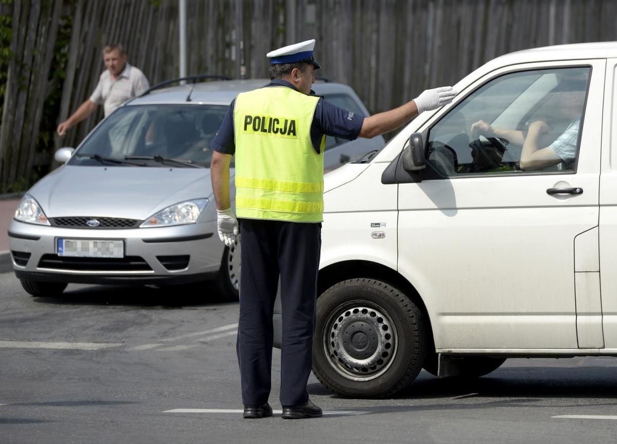 Od bladego świtu na przeworskich drogach policjanci kontrolują kierowców 