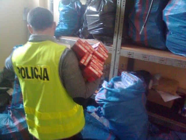 Prawie 1400 kartonów nielegalnych papierosów na prywatnej posesji