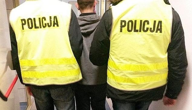 Na widok policji wrzucił wsteczny na moście i uciekł. Zostawił w aucie dwójkę dzieci