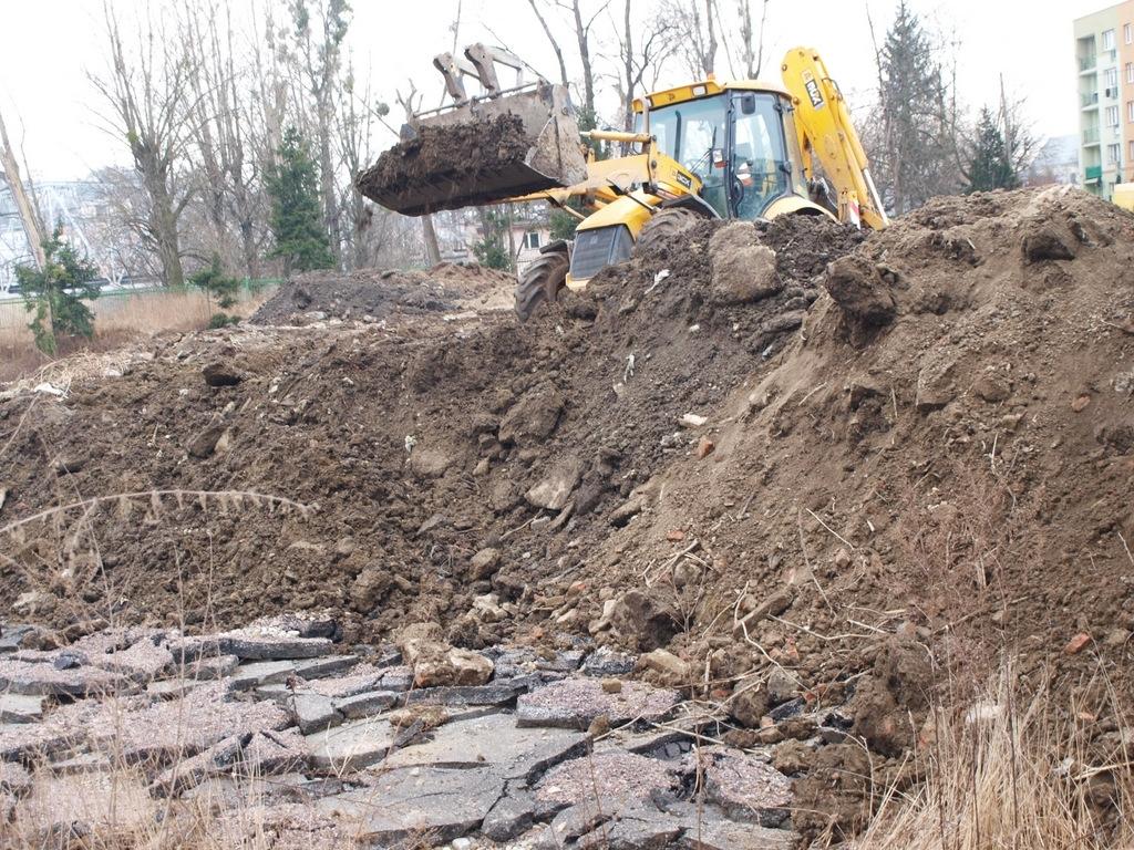 Niwelują teren pod przyszłe boisko 