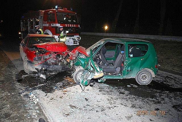 Zderzenie czołowe fiata i audi. Cztery osoby ranne. Kierowca audi miał 2 promile