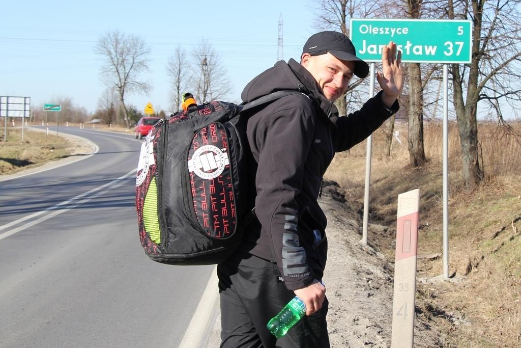 Idzie pieszo wzdłuż granic Polski. Ma za sobą ponad 1800 km