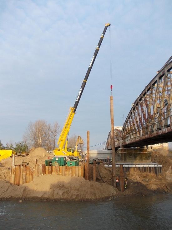 Trwa budowa ponad 200-metrowego mostu kolejowego na Wisłoku
