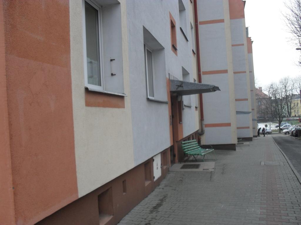 Smród na klatce, fekalia na ścianach. Mieszkańcy mają już dość uciążliwego lokatora
