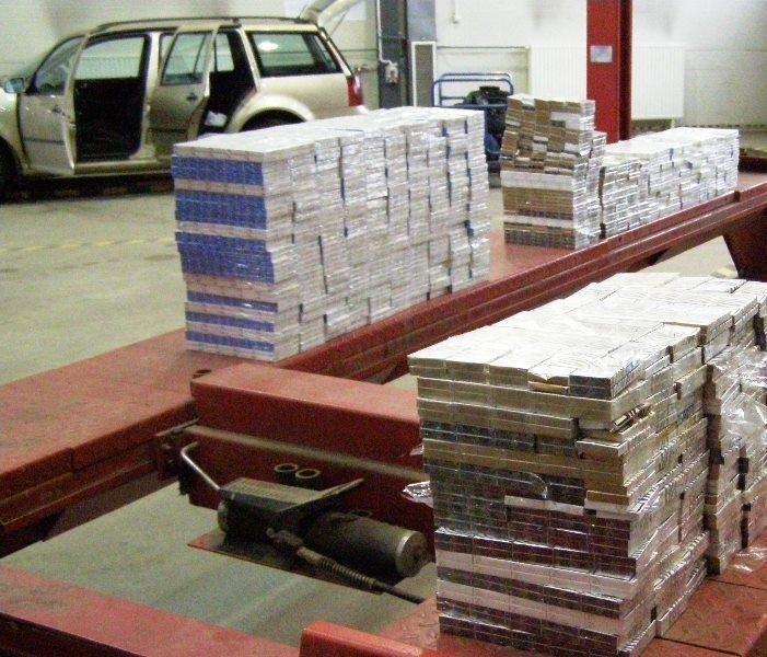 Samochód cały obłożony papierosami o wartości 100 tys. zł zatrzymano na granicy