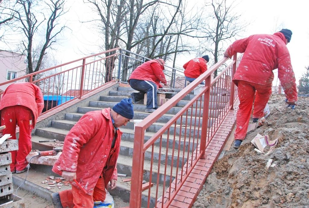 Od miesięcy dostawali najniższą pensję. Teraz nawet tego nie mają 