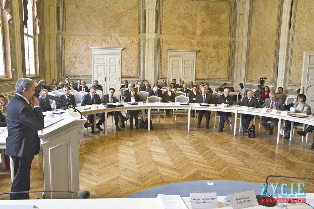 100 tys. oszczędności, 5 samochodów – majątki radnych