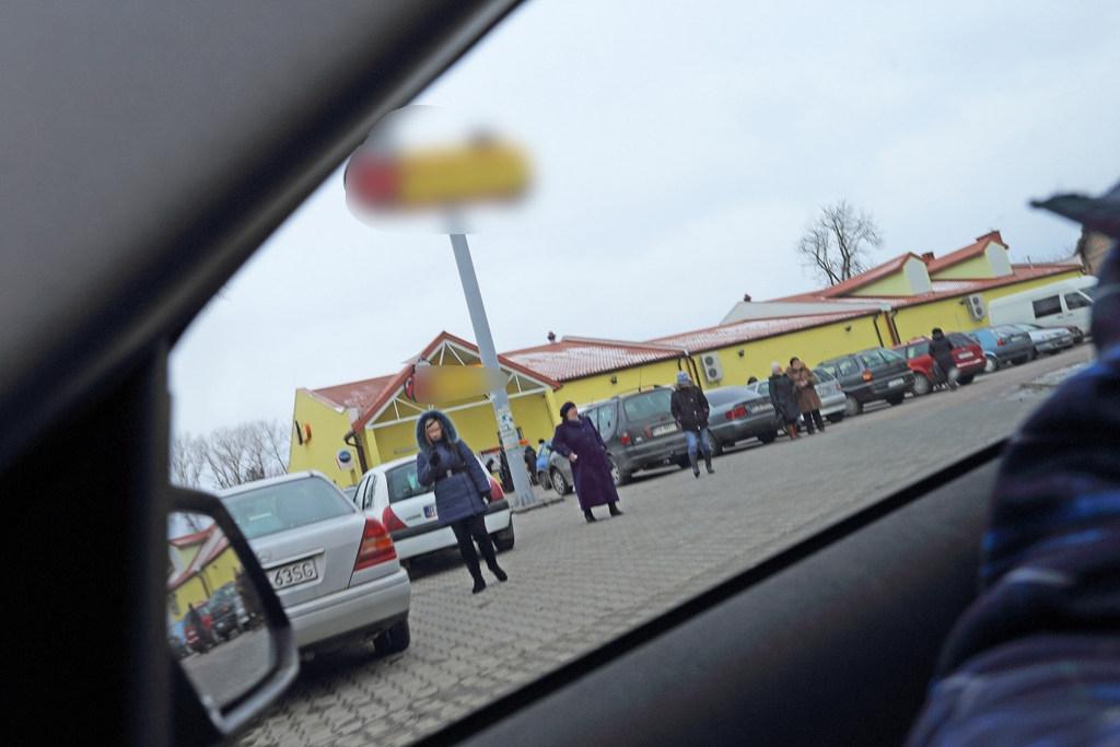 300 metrów od komisariatu policji można kupić kontrabandę