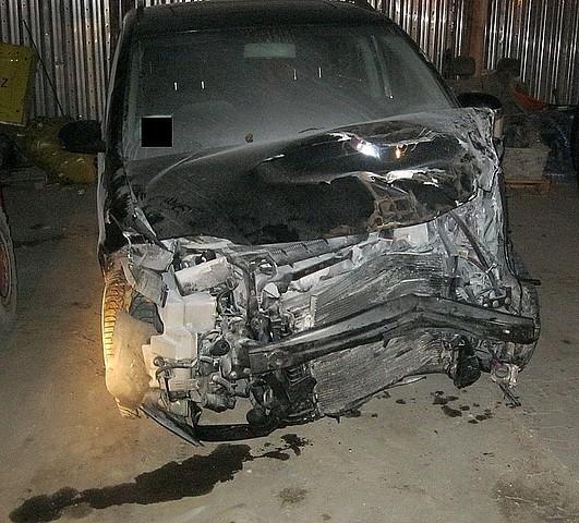 Samochód uderzył w ogrodzenie i stanął w płomieniach. Kierujący miał 2 promile