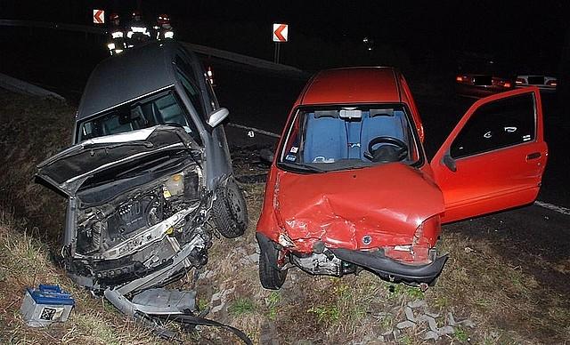 Na łuku drogi zderzyły się 3 pojazdy. Kobieta trafiła do szpitala