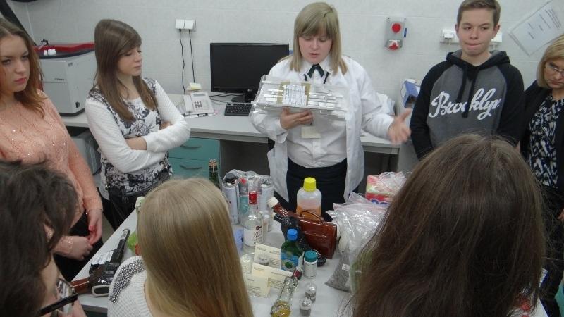 Gimnazjaliści poznawali pracę analityków laboratoryjnych Służby Celnej