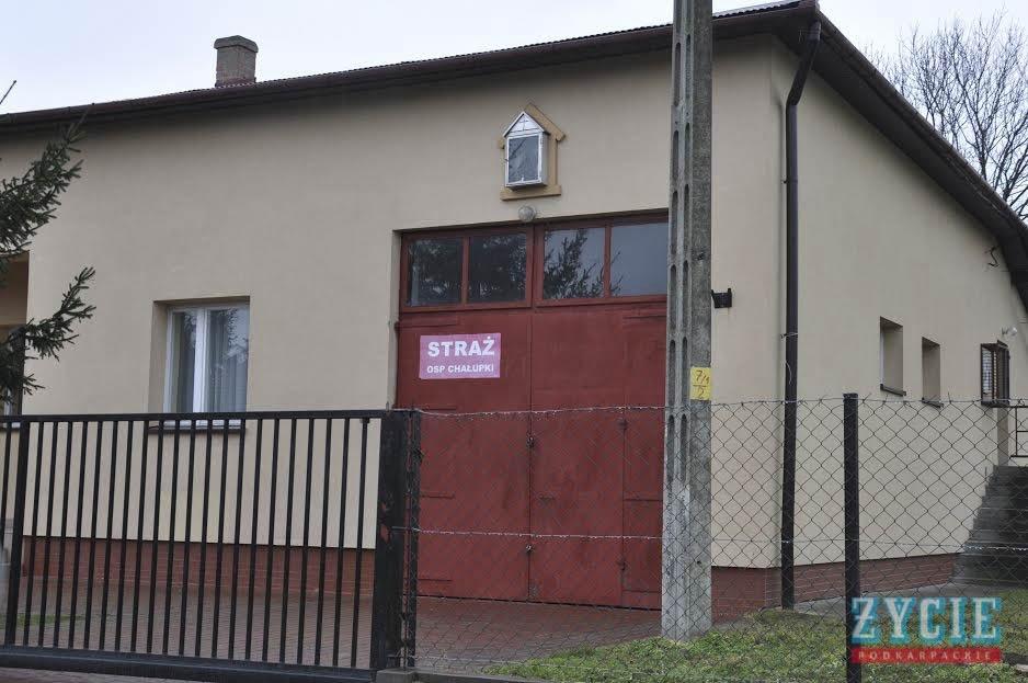 Kobieta leżała ranna przed swoim domem, mimo reanimacji jej życia nie udało się uratować