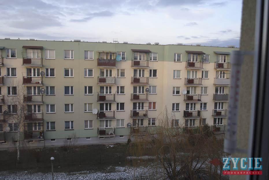 Gdy temperatura spada poniżej zera, lokatorzy marzną, choć kaloryfery mają ustawione na maksimum