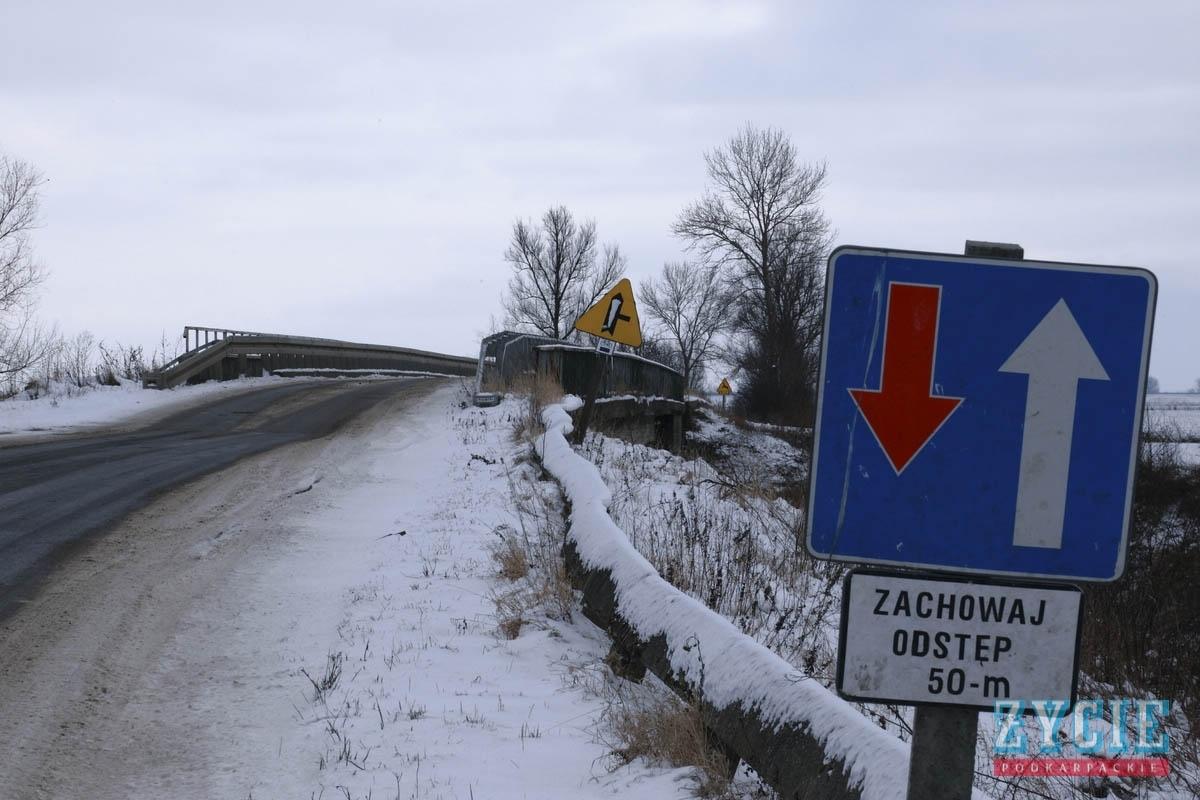 Po tym moście aż strach jeździć, ale mieszkańcy nie mają wyjścia
