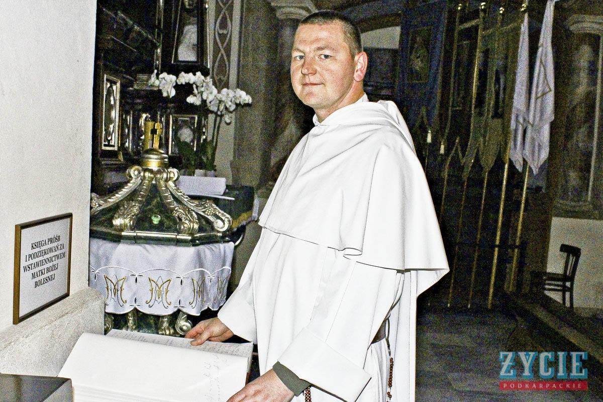 Chore dzieci i cierpiący na raka przychodzą po ukojenie do bazyliki. Mówią o cudach