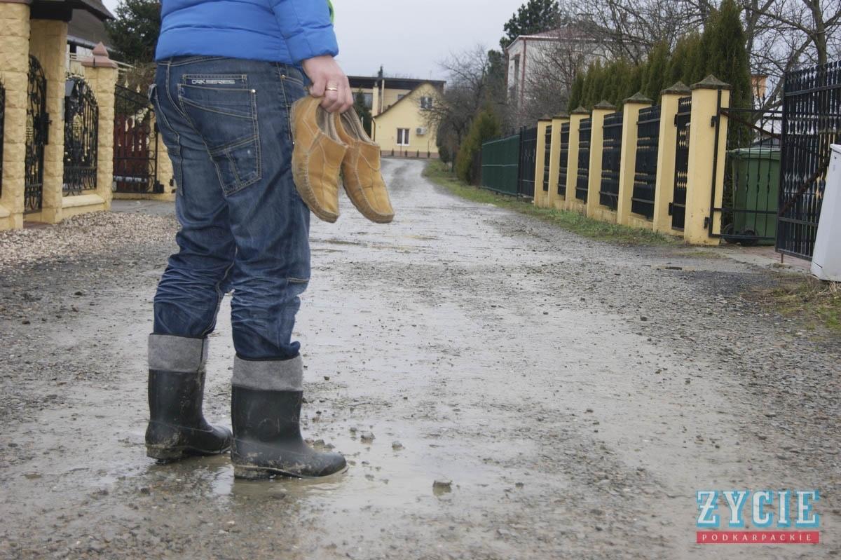 Mieszkańcy ulicy Miłosza, wychodząc z domu, zakładają kalosze. Błoto niszczy posesje