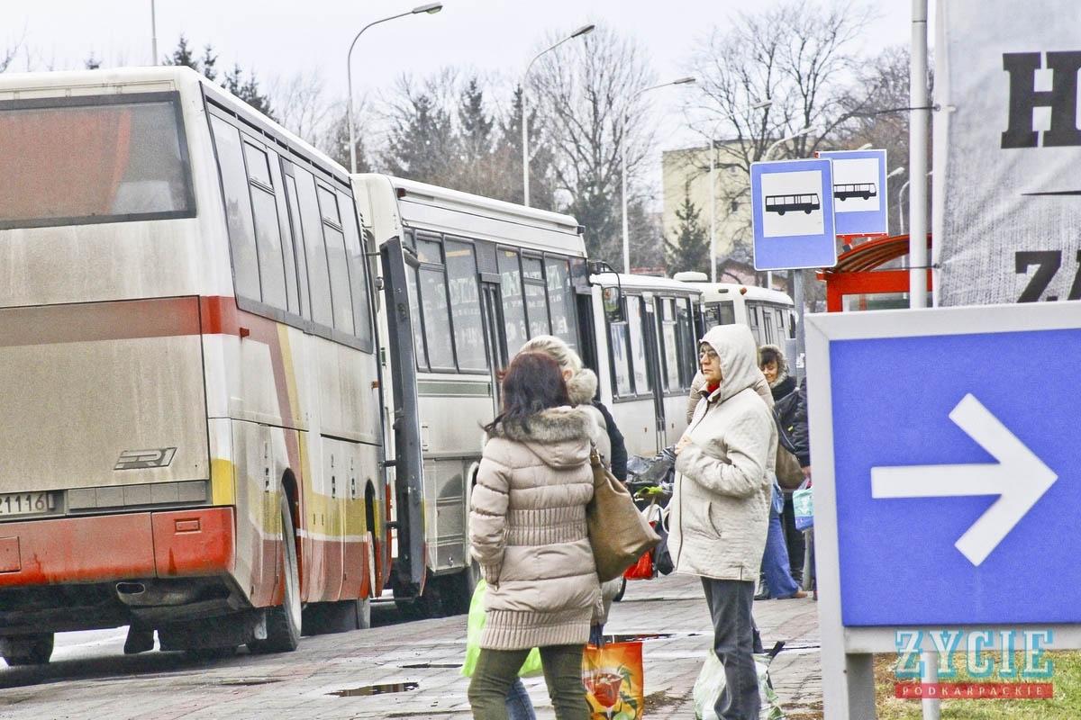 Autobusy blokują przejazd na ulicy 3 Maja