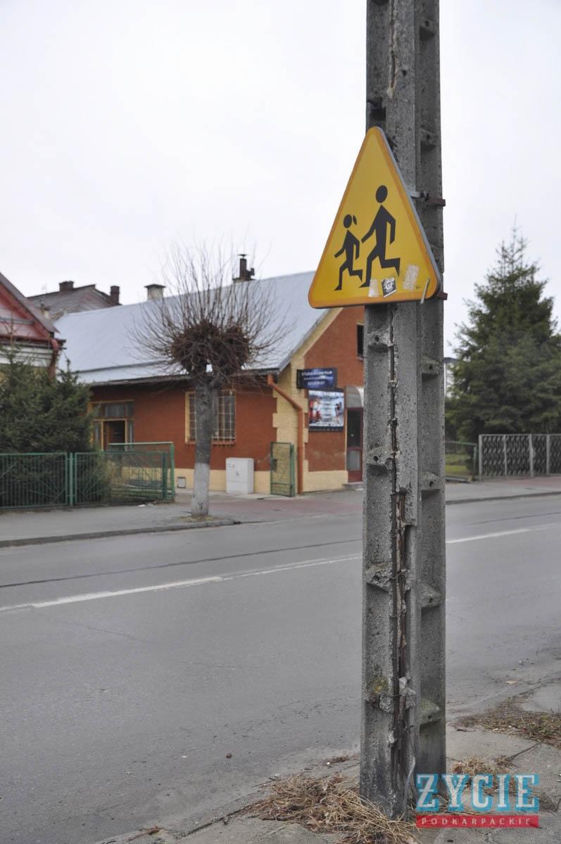 Od słupów odpada beton i wystają z nich druty