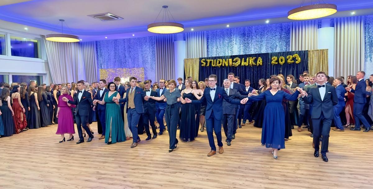  “Minęła studniówka. Z wielkim hukiem” – sezon studniówkowy