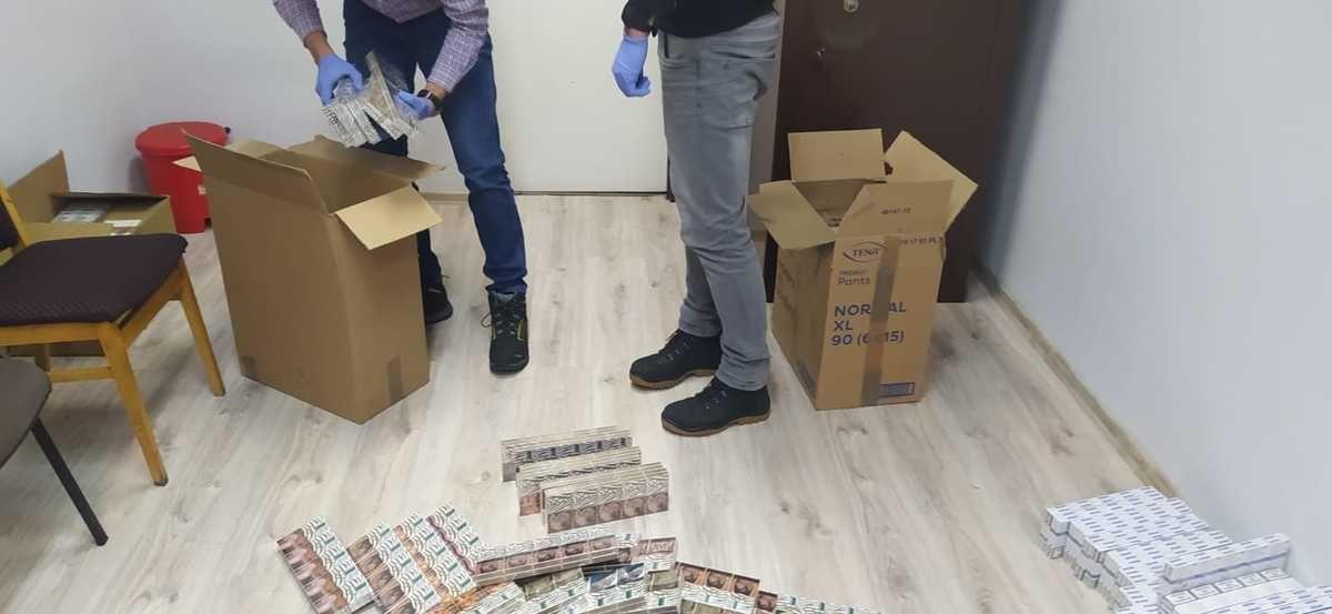 Jechał przez Przemyśl z autem zapakowanym 2500 paczkami nielegalnych papierosów