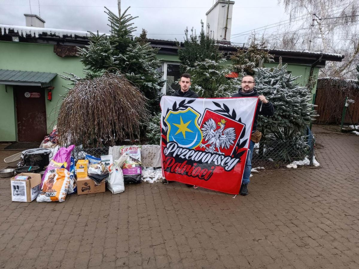 100 karmy w prezencie dla kudłatych podopiecznych schroniska