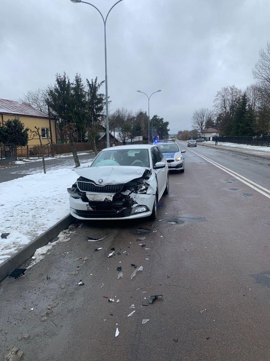 Za szybko, jak na te warunki. Najechała na tył peugeota