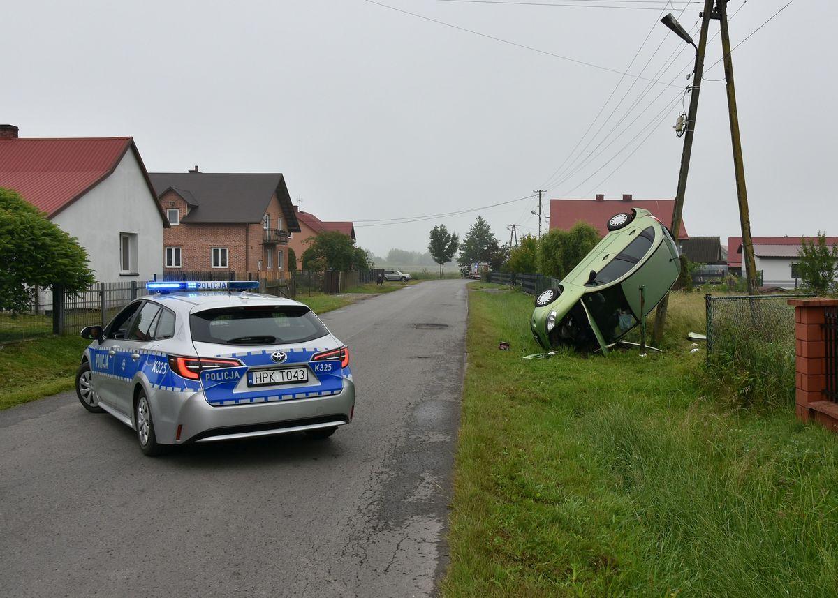 Lądowanie w rowie zakończone dachowaniem