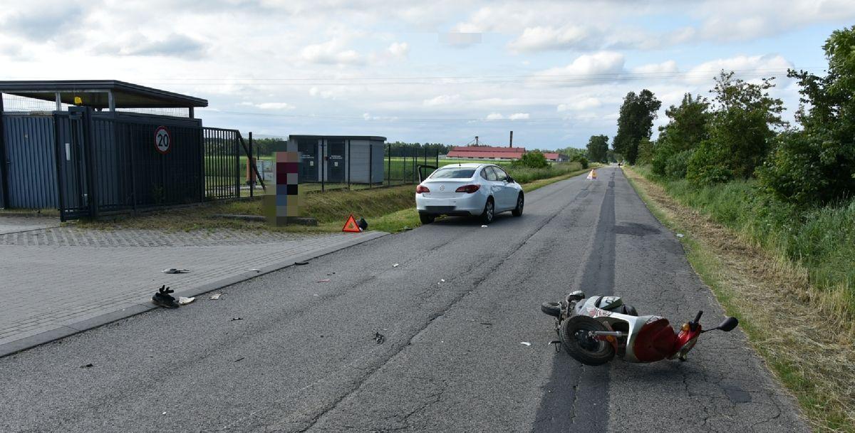 Zderzenie osobówki z jednośladem. Kierowca motoroweru trafił do szpitala 