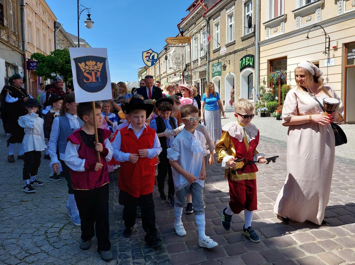  Jarmarczna zabawa z okazji Dnia Dziecka