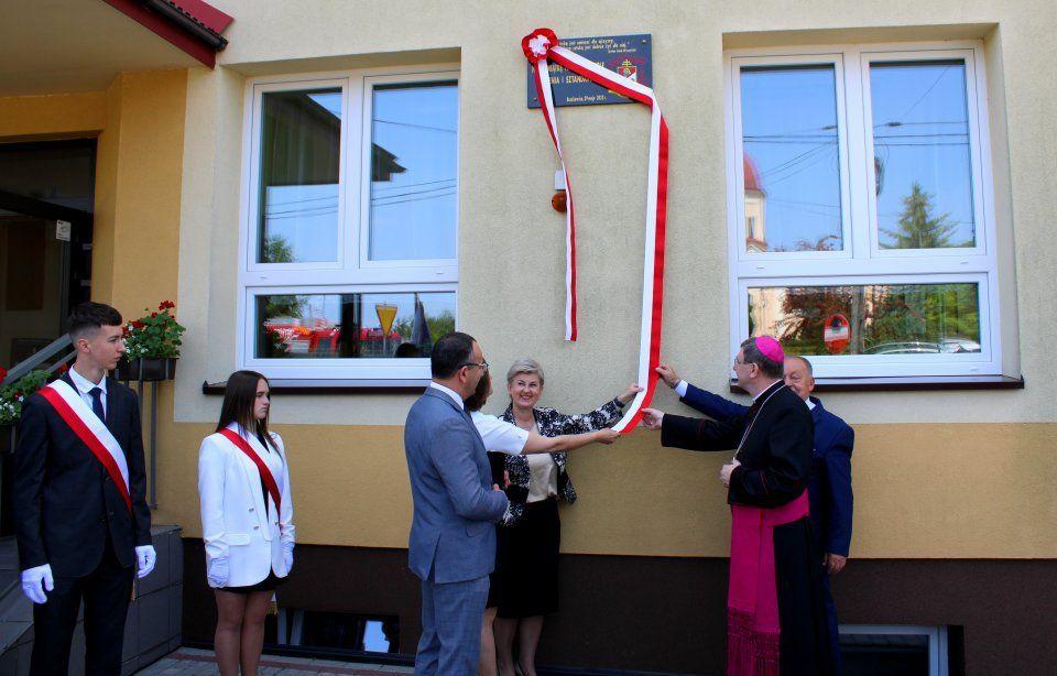 Podstawówka w Buszkowicach ma patrona. I to nie byle jakiego  