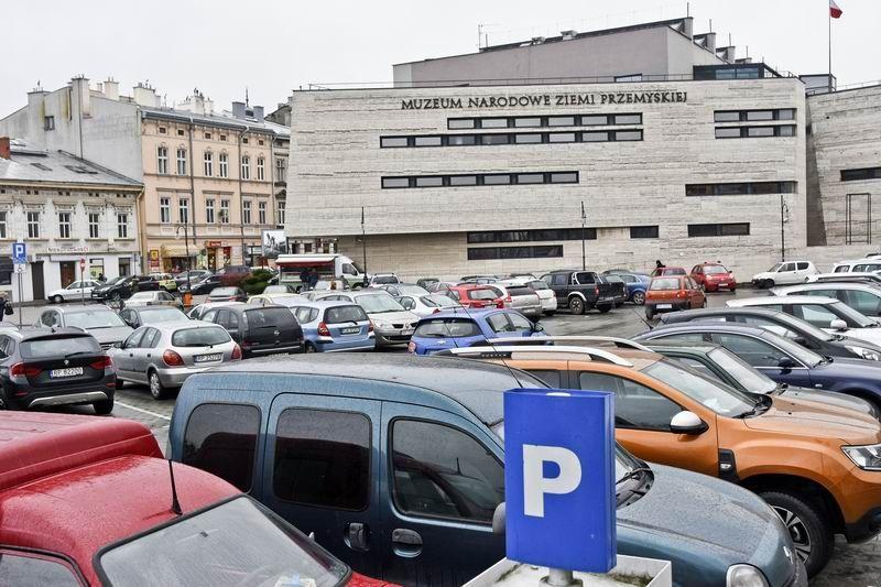 Nie trzeba już szukać parkomatu i drobnych. Za parking można już płacić bez wychodzenia z samochodu