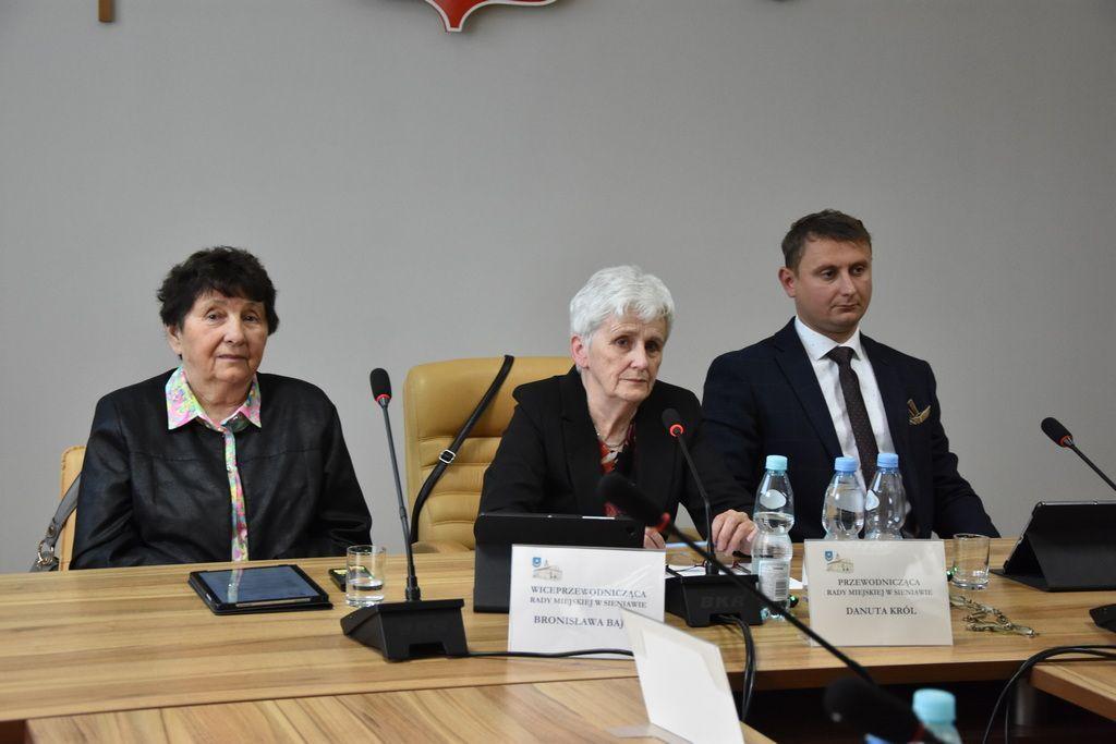 19 tys. 470 zł brutto. Od czerwca zarobki burmistrza Sieniawy w górę