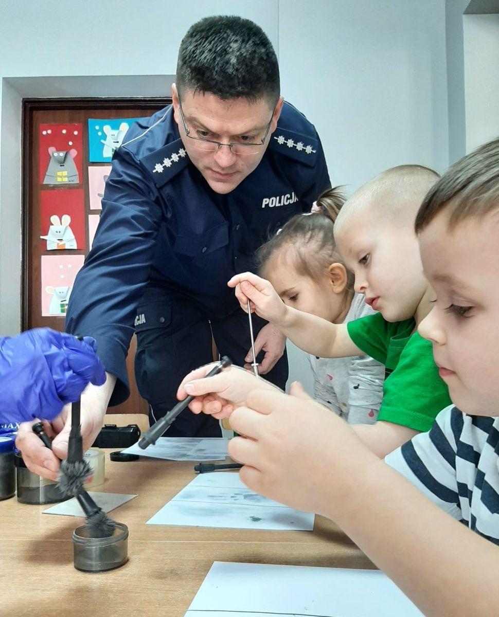 Pomógł leżącemu na chodniku. Mężczyzna miał atak padaczki