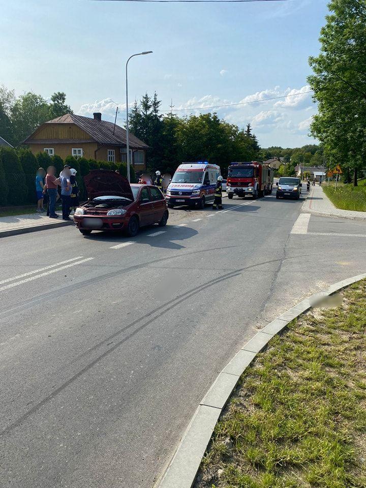 Pantalowice: Kierujący toyotą najechał na tył fiata. 3 osoby trafiły do szpitala