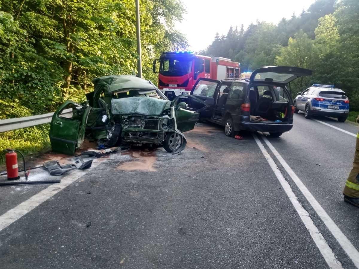 Groźny wypadek. 7 osób rannych po zderzeniu opla z volkswagenem